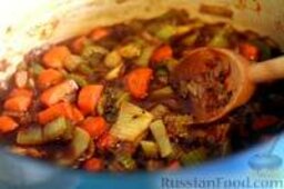 Голень барашка с печеной тыквой: Соус с овощами, томатной пастой и вином.