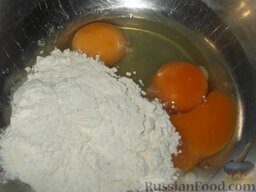 Капустные котлеты: В большой миске растереть яйца с мукой и солью до однородной массы.