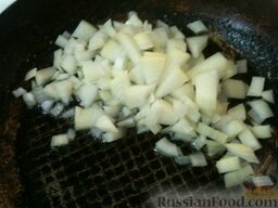 Запеканка "Студенческая": Нагревается сковорода. На раскаленную сковороду среднего размера наливается немного растительного масла. В масле обжаривается небольшая луковица, нарезанная кусочками.