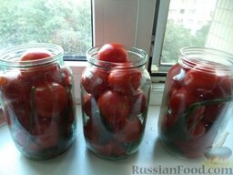 Стерилизованные сладкие томаты: Затем как можно плотнее уложить подготовленные помидоры.