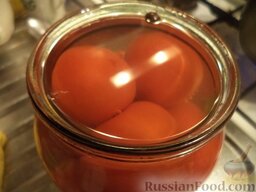Стерилизованные сладкие томаты: Предварительно приготовленным по рецептуре и вскипяченным рассолом залить помидоры.