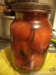 Стерилизованные сладкие томаты: Банки закатать крышками.