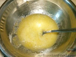 Печенье на майонезе: Растереть яйца с сахаром и солью.