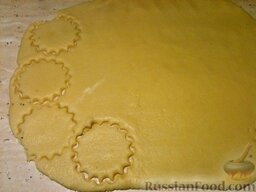 Печенье на майонезе: Раскатать не слишком тонко (0,5-0,7 см), вырезать формочками печенья.