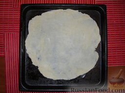 Торт Наполеон: Раскатанное тесто слегка поколоть вилкой, положить на противень и поставить в разогретую до 200°С духовку.