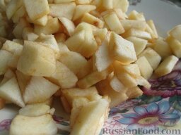 Ватрушка с яблоком и вареньем: Мелко порезать яблоки, можно добавить корицу или ванильный сахар (кому как нравится, можно потолочь грецкие орехи). Можно ничего не добавлять.
