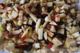 Ароматные пирожки: Добавить к яблокам изюм, всё перемешать ложкой (кстати, если останется начинка - можно подать в качестве десерта с йогуртом:)).