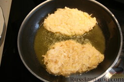 Картофельные драники: Выкладывать столовой ложкой на очень хорошо разогретую сковороду в растопленное масло.
