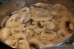 Молочный суп с грибами: Отварить грибы в течение 20-30 минут. Отвар слить в отдельную ёмкость - нам еще понадобится 1,5 стакана этого отвара.
