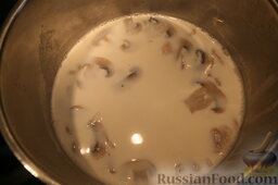 Молочный суп с грибами: Картофель залить горячим молоком и грибным отваром, добавить грибы и варить молочный суп с картошкой и грибами на среднем огне до готовности картофеля еще минут 10.   Добавить любимые специи, соль. Тут кому как нравится, но вкусно получается, когда добавляешь острые пряности, имбирь.