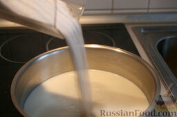 Настоящий торт "Наполеон": В небольшой кастрюльке оставшееся молоко (400 мл) доводим до кипения, добавляем сахар и ванилин.