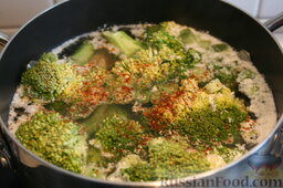 Суп-пюре с брокколи и курицей: Добавить лук и брокколи в бульон и варить ещё минут 20, до готовности брокколи.