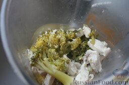 Суп-пюре с брокколи и курицей: Перелить суп в блендер и измельчить.