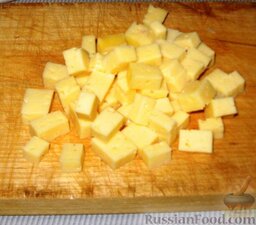 Салат "Мой Цезарь": Твердый сыр также нарезаем кубиками, либо соломкой, кому как нравится.