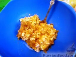 Пирог "Бабушкин секрет": В варенье (я брал яблочное варенье) добавляем соду, погашенную уксусом, и тщательно перемешиваем. Оставляем на 2-3 минуты.