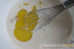 Блины на кефире: В готовое тесто добавляем растительное масло.