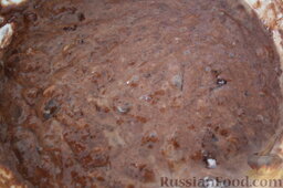 Шоколадно-ягодный торт: Добавляем в тесто яйца и растопленное и слегка охлаждённое масло.