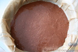 Шоколадно-ягодный торт: Форму застилаем пекарской бумагой и смазываем растительным маслом. Половину теста наливаем в форму.