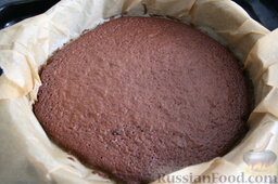 Шоколадно-ягодный торт: Выпекаем в разогретой до 180 С духовке в течение 30 минут.