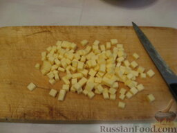 Спагетти с  солёными помидорами: Сыр нарезать мелкими кубиками.