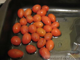 Спагетти с  солёными помидорами: Консервированные томаты выложить на смазанную маслом форму, сбрызнуть маслом, приправить солью и перцем.