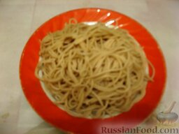 Спагетти с  солёными помидорами: Выложить спагетти на тарелку.