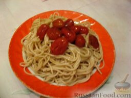 Спагетти с  солёными помидорами: Запеченные томаты вместе с соком выложить на спагетти.