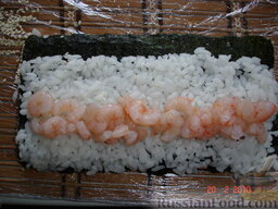Суши по-домашнему: Рис с кунжутом окажется внизу. На нори выкладываем еще один слой риса, креветки (или кальмары и немного майонеза).