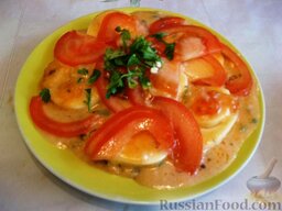 Запеченные яйца под томатным соусом с лососем: Выкладываем запеченные яйца в тарелку и по желанию украшаем помидорчиком и петрушкой. Подать запеченные яйца с хрустящим багетом или гренкой.