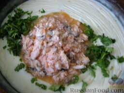 Запеченные яйца под томатным соусом с лососем: Также добавляем измельченную рыбку, которую Вы выбрали.