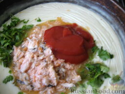 Запеченные яйца под томатным соусом с лососем: И томатную пасту.