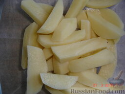 Зеленый борщ: Чистим и нарезаем картошку. В кипящий бульон опускаем осторожно.