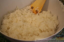 Роллы: Сваренный рис перекладываем в широкую посуду. Не надо пугаться, он очень липкий:). Заправляем нашей заправкой, аккуратненько перемешиваем ДЕРЕВЯННОЙ лопаточкой. Не надо размазывать рис, просто перемешать:).