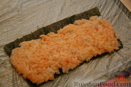 Роллы: Традиционные роллы водорослями наружу: выкладываем рис, не доходя 1 см до края нори.