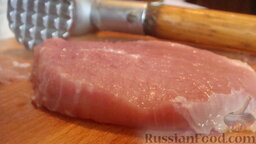 Мясо по-французски: Нарезать мясное филе поперек волокон на куски толщиной около 2 см. Отбить.