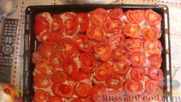 Мясо по-французски: Тонкими кружками нарезать помидоры. Уложить поверх мяса.