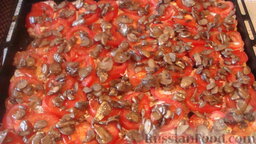 Мясо по-французски: На помидоры уложить шампиньоны.   (Между слоями можно посыпать специи, зелень по вкусу.)
