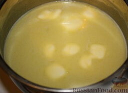 Профитроли с клубничной начинкой: Масло и воду помещаем в кастрюльку и ставим на огонь.   Масло должно растаять, а смесь закипеть.