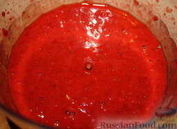 Профитроли с клубничной начинкой: Пока пекутся профитроли, готовим начинку.   Желатин замачиваем в 2 ст. л. кипяченой воды до набухания.   Клубнику размораживаем, сок сливаем. Измельчаем ягоды в блендере.  Добавляем сахар и разбухший желатин, переливаем смесь в огнеупорную   посуду и ставим на небольшой огонь.   Помешивая, нагреваем до растворения желатина.   Смесь не должна закипеть!  Снимаем с огня и ставим в миску со льдом. Остужаем до загустения.