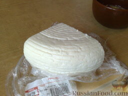 Жареный сыр: Нарезаем сыр и окунаем кусочки сыра сначала в яйцо, а затем в смесь сухарей и кунжута.