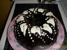 Кекс с халвой: Украсить кекс с халвой растопленным шоколадом или шоколадной и белой глазурью.