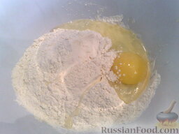 Пирог "Трухлявый пень": В муку добавляем яйцо и перемешиваем.