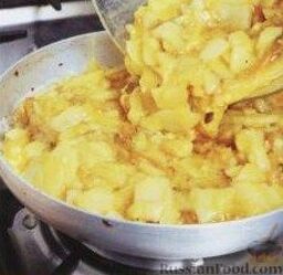 Испанский омлет с картофелем (тортилья): Взбейте вилкой яйца, влейте в картошку с луком, посолите, поперчите. Аккуратно все перемешайте, стараясь максимально не разламывать кусочки картофеля. Разогрейте духовку до 200 градусов. Разогрейте ложку масла в сковороде, осторожно выложите яично-картофельную массу и равномерно распределите ее по поверхности сковороды. Уменьшите огонь до умеренного и жарьте омлет с картофелем и луком 6-10 минут.