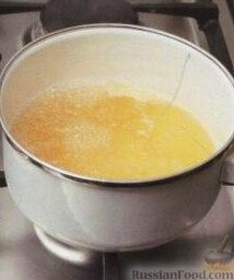 Клубничный шербет (сорбет): Сахар с водой кипятите на малом огне 5-10 минут, чтобы сахар растворился и смесь загустела.