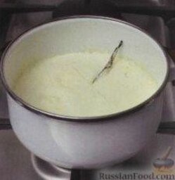 Домашнее ванильное мороженое: Расколите стручки ванили и выньте семена. Добавьте пустые стручки в кастрюльку со сливками и доведите до кипения. Добавьте сахар, перемешайте до растворения.