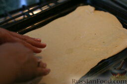 Хачапури: Готовим тесто (рецепт по ссылке в продуктах), делим его на две части и раскатываем достаточно тонко.