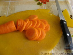 Говядина в листьях смородины: Морковь также кружочками.