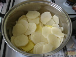 Говядина в листьях смородины: На дно кастрюли выкладываем слой картофеля.