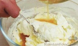 Чизкейк без выпечки (рецепт базовый): Взбейте сливки, добавляя маскарпоне и сливочный сыр. Добавьте ваниль, а затем влейте растворенный желатин с сахаром и хорошо все перемешайте.