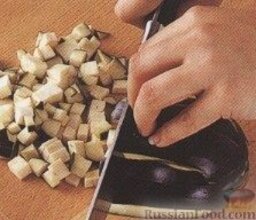 Помидоры черри, фаршированные баклажанами: Большим кухонным ножом нарезать баклажан кубиками. Имбирь очистить и пропустить через мясорубку (должно получиться около одной столовой ложки).